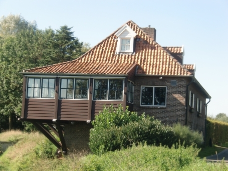 Venlo-Hout-Blerick : Molenkampweg, die ehem. Wassermühle befindet sich heute in Privatbesitz